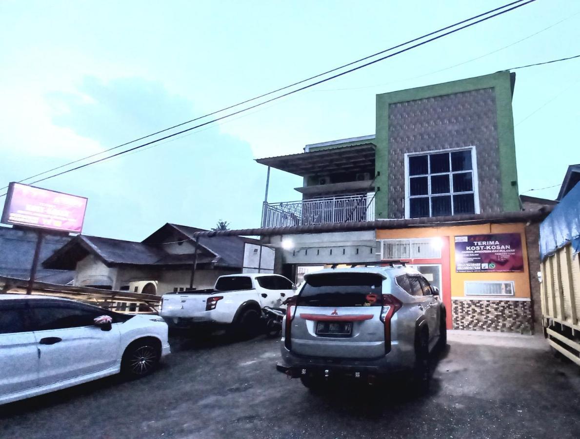 Oyo 93206 Penginapan Budi Syariah Hotel Pekanbaru Exterior photo